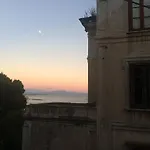 灯塔度假屋 *